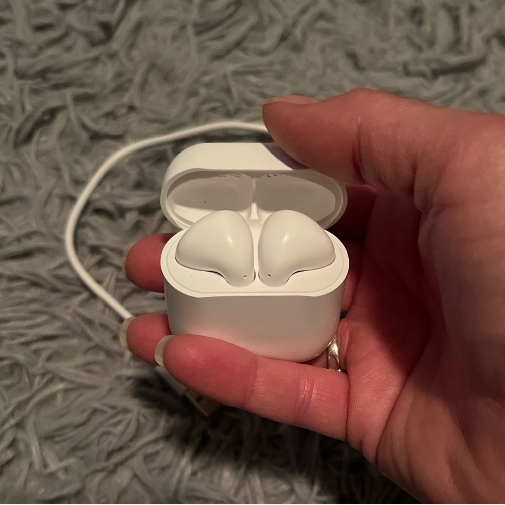 Wireless/blue tooth earbuds. Gently used.